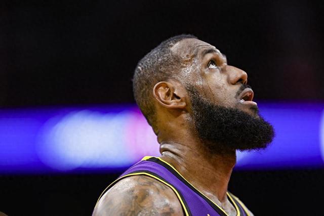 王哲林24+16上海5人上双胜深圳 布莱德索21+11